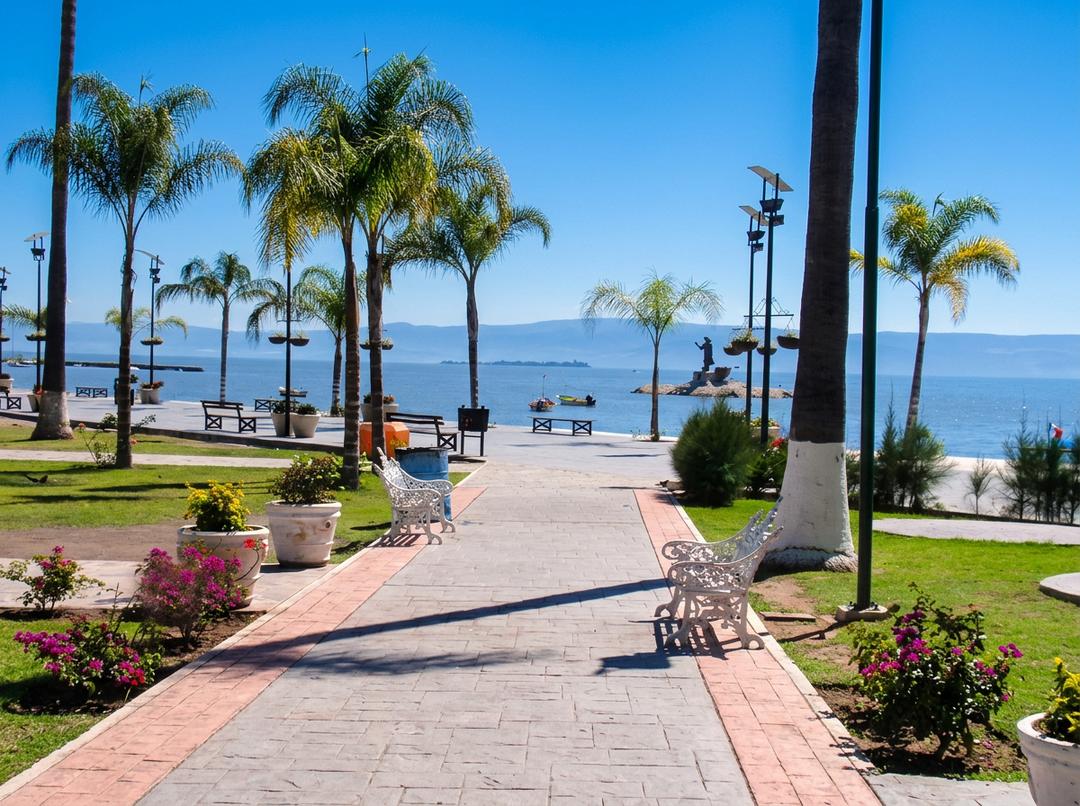 Vista panorámica del lago de Chapala y su ribera colonial