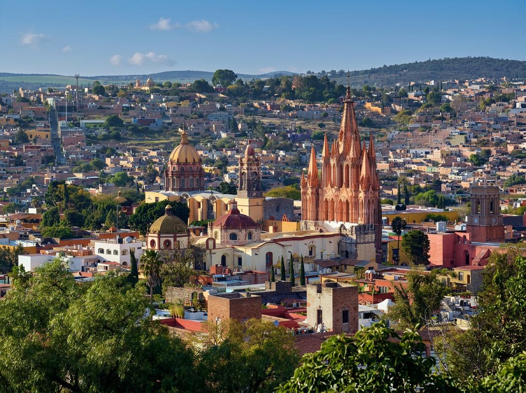 Templo de San Miguel de Allende, fachada y torre de cantera rosa